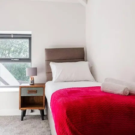 Victoria Apt - 2 Bedroom Parking Wi-Fi Workers Hyde Exterior photo