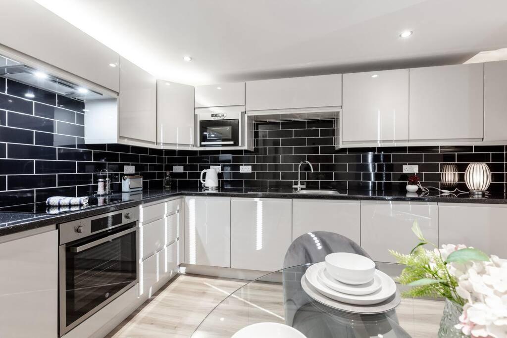 Victoria - 2 Bedroom Parking Wi-fi Workers Apartment Hyde