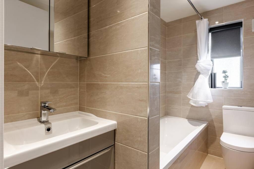 Victoria - 2 Bedroom Parking Wi-fi Workers Apartment Hyde
