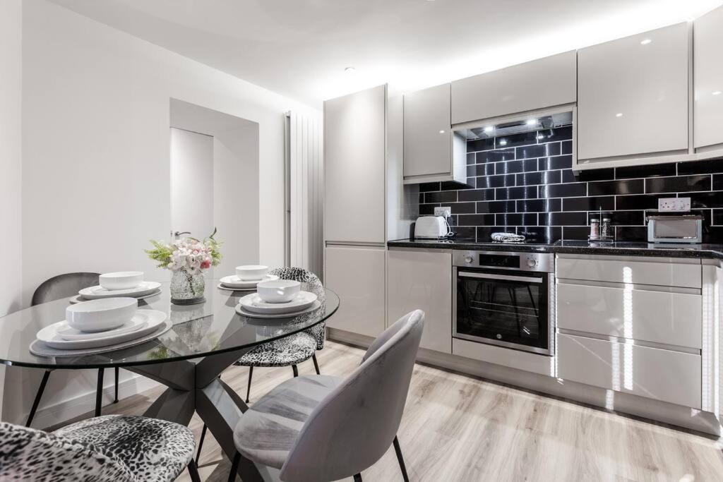 Apartment Victoria - 2 Bedroom Parking Wi-fi Workers Hyde