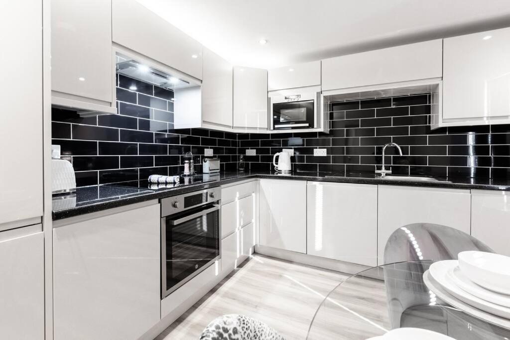 Apartment Victoria - 2 Bedroom Parking Wi-fi Workers Hyde